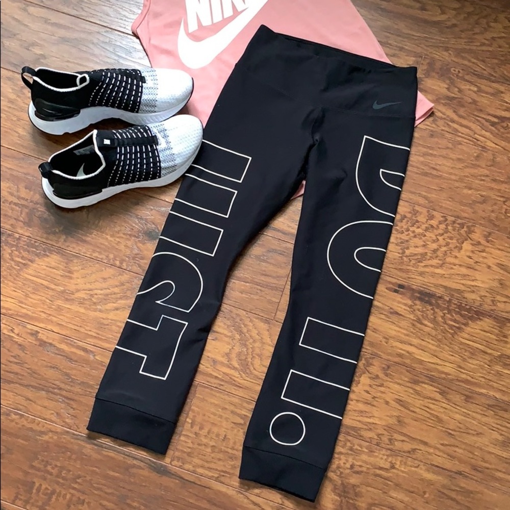 NIKE Crop Leggings